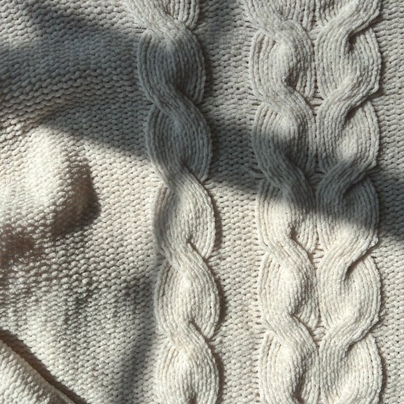 AEO - Boxy and Cropped Cable Knit Sweater - Cream - Picture 4 of 7